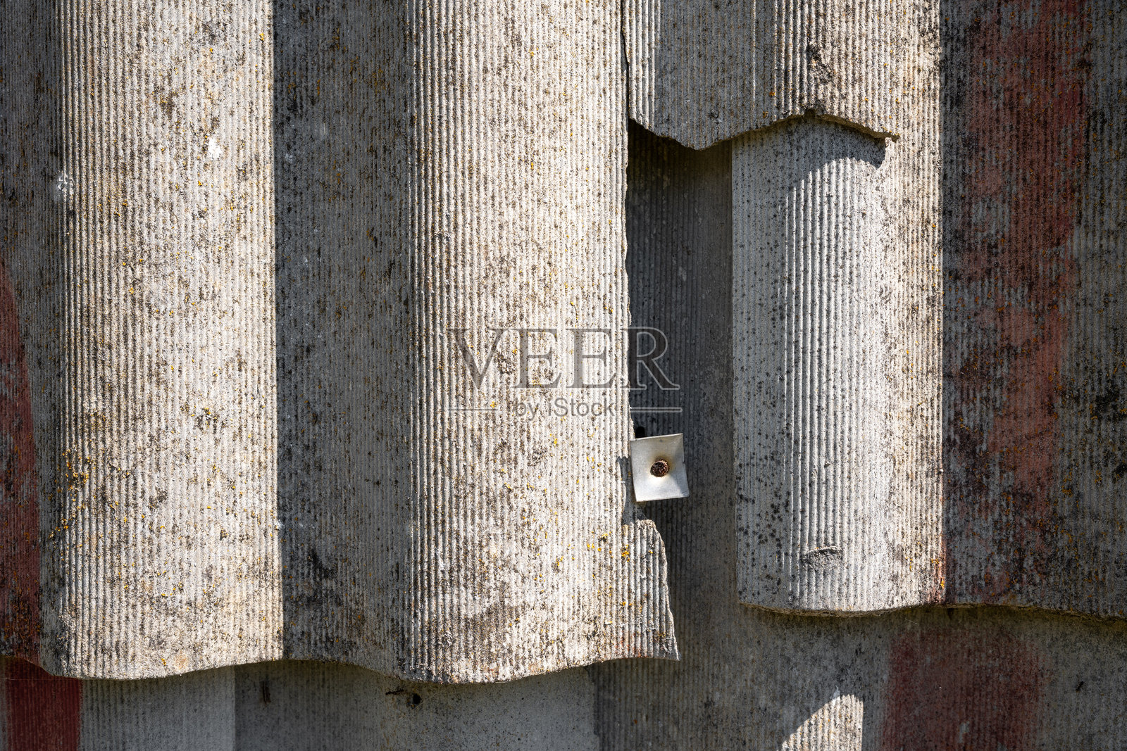 老旧且非常危险的石棉屋顶。环境中的石棉灰尘。石棉清除。照片摄影图片