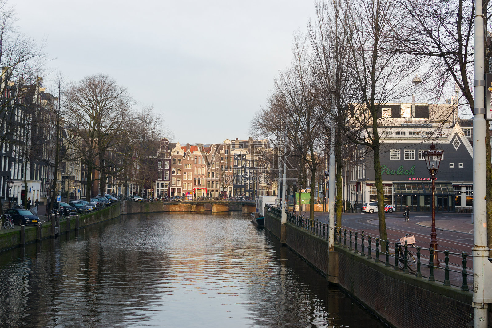 城市运河景观与传统房屋的倒影。非常适合旅行、文化、建筑或城市生活方式内容。照片摄影图片