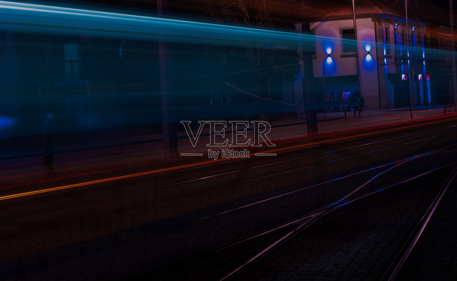 夜间地铁的长时间曝光照片摄影图片