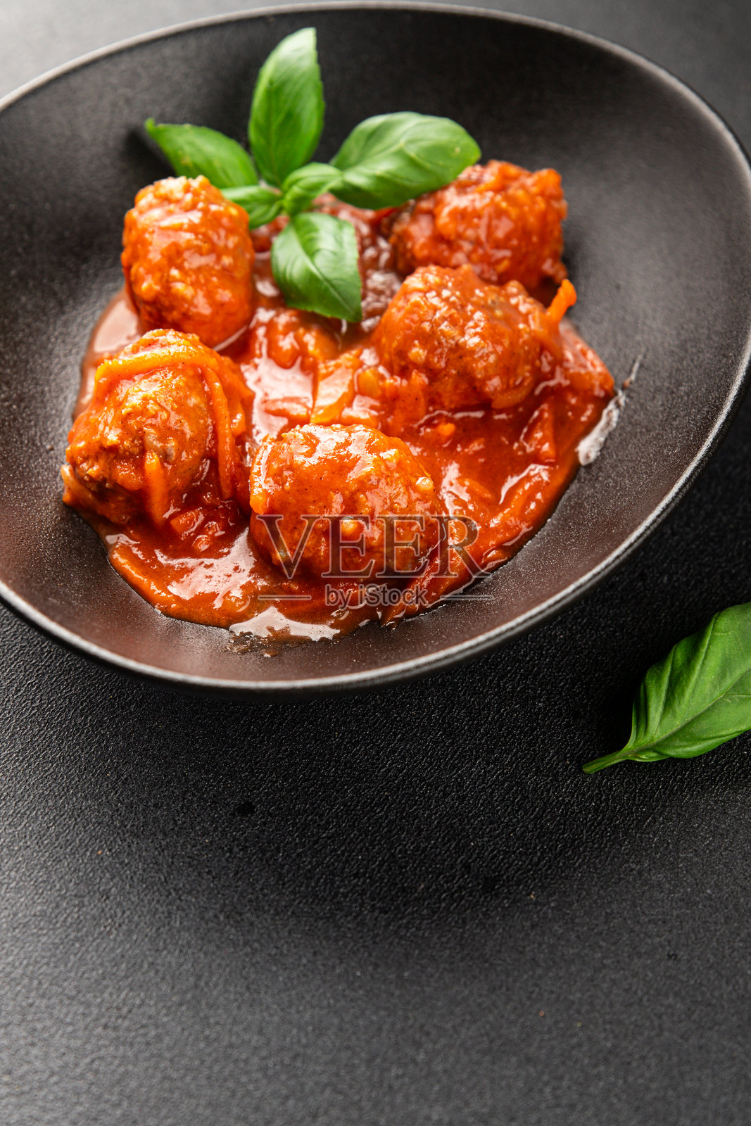 新鲜美味的肉丸配番茄酱，牛肉、猪肉或鸡肉，桌上的乡村美食背景，俯视图，留白，适合生酮和古饮食。照片摄影图片