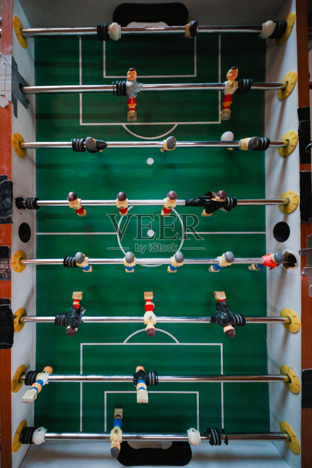 经典桌上足球游戏的俯视图照片摄影图片