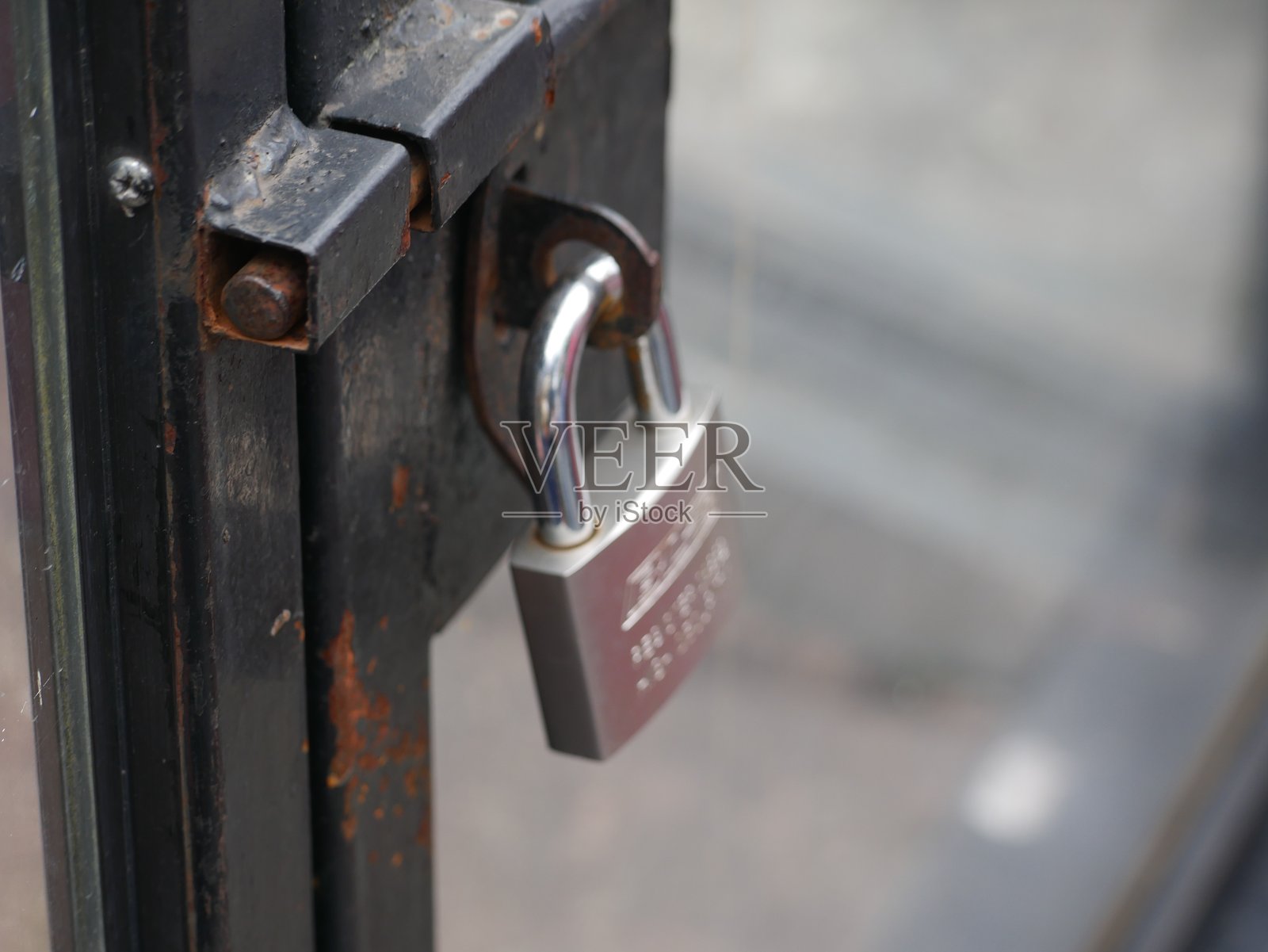 一个锁住大门的挂锁照片摄影图片