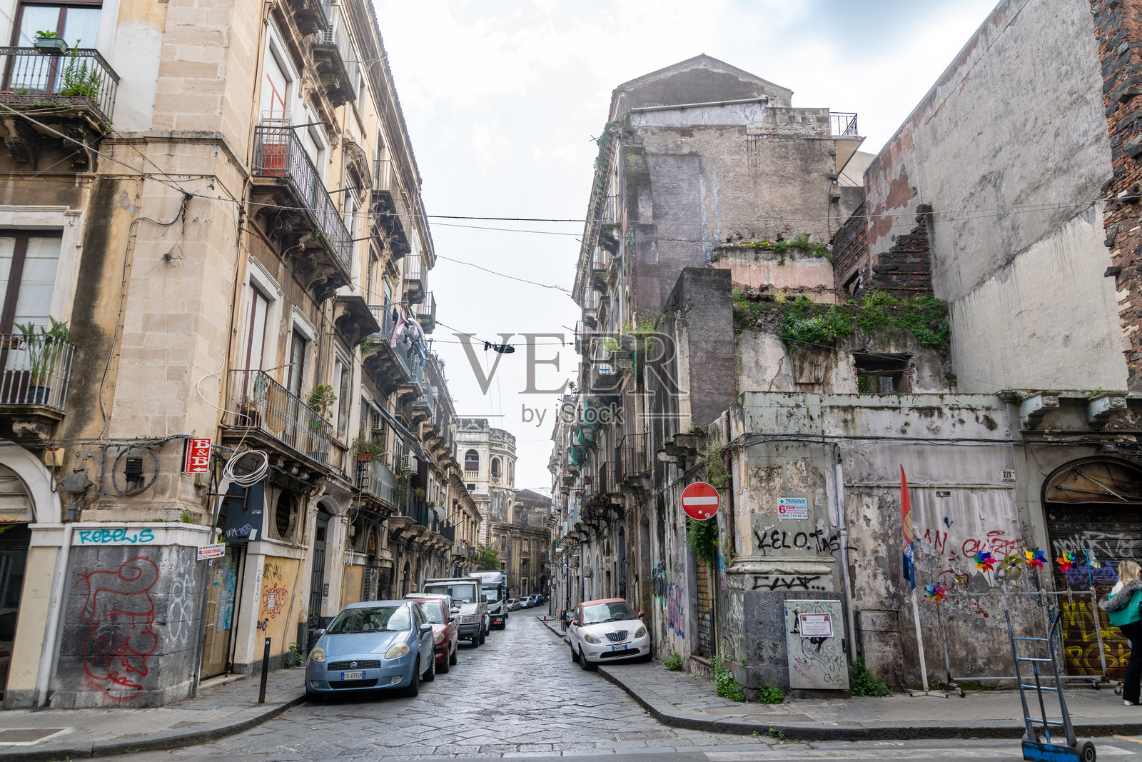 卡塔尼亚狭窄街道与古老建筑照片摄影图片