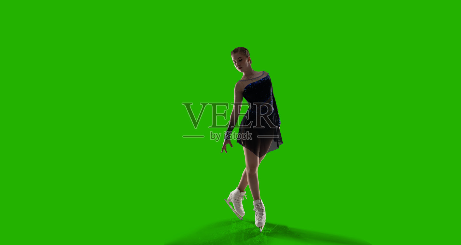 绿幕背景上的花样滑冰女子。照片摄影图片