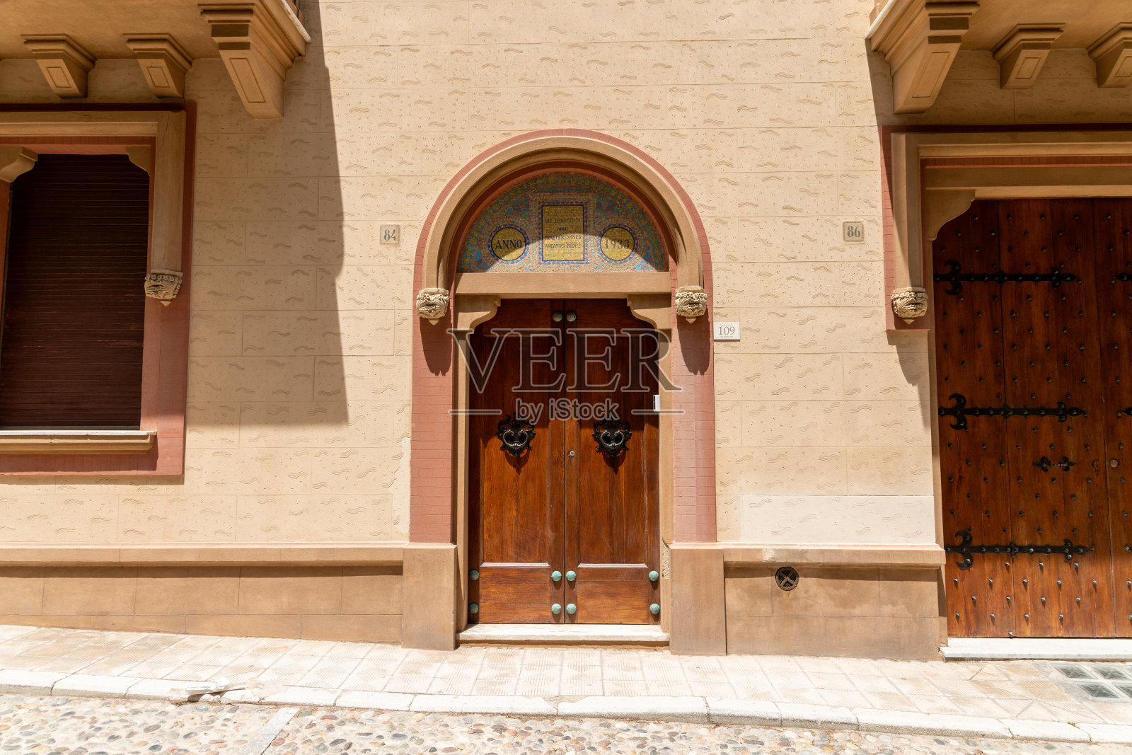 带有马赛克拱门细节的木门照片摄影图片