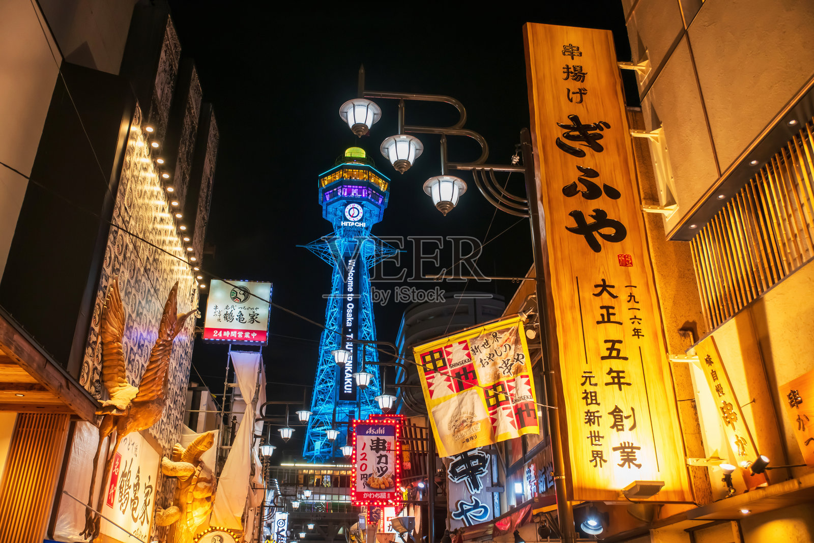 位于大阪新世界的通天阁旁的高档餐厅广告牌照片摄影图片