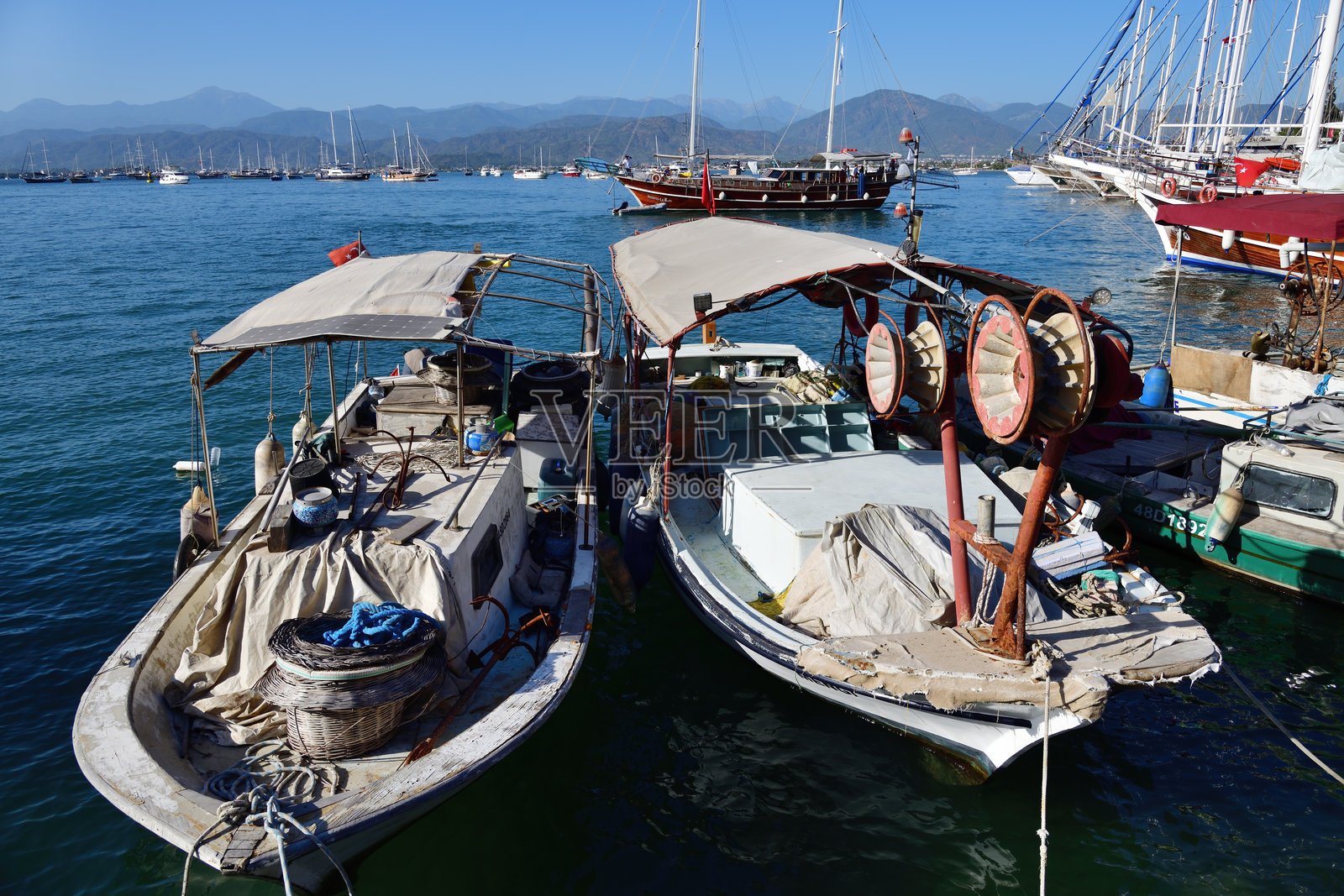 土耳其穆拉省费特希耶的埃切萨赖码头上的渔船照片摄影图片