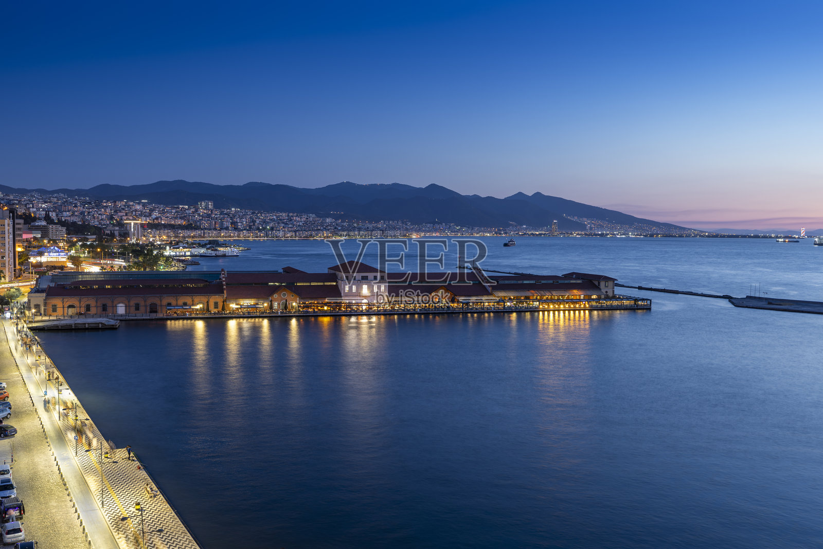 伊兹密尔市的科纳克码头购物中心全景。土耳其伊兹密尔。照片摄影图片