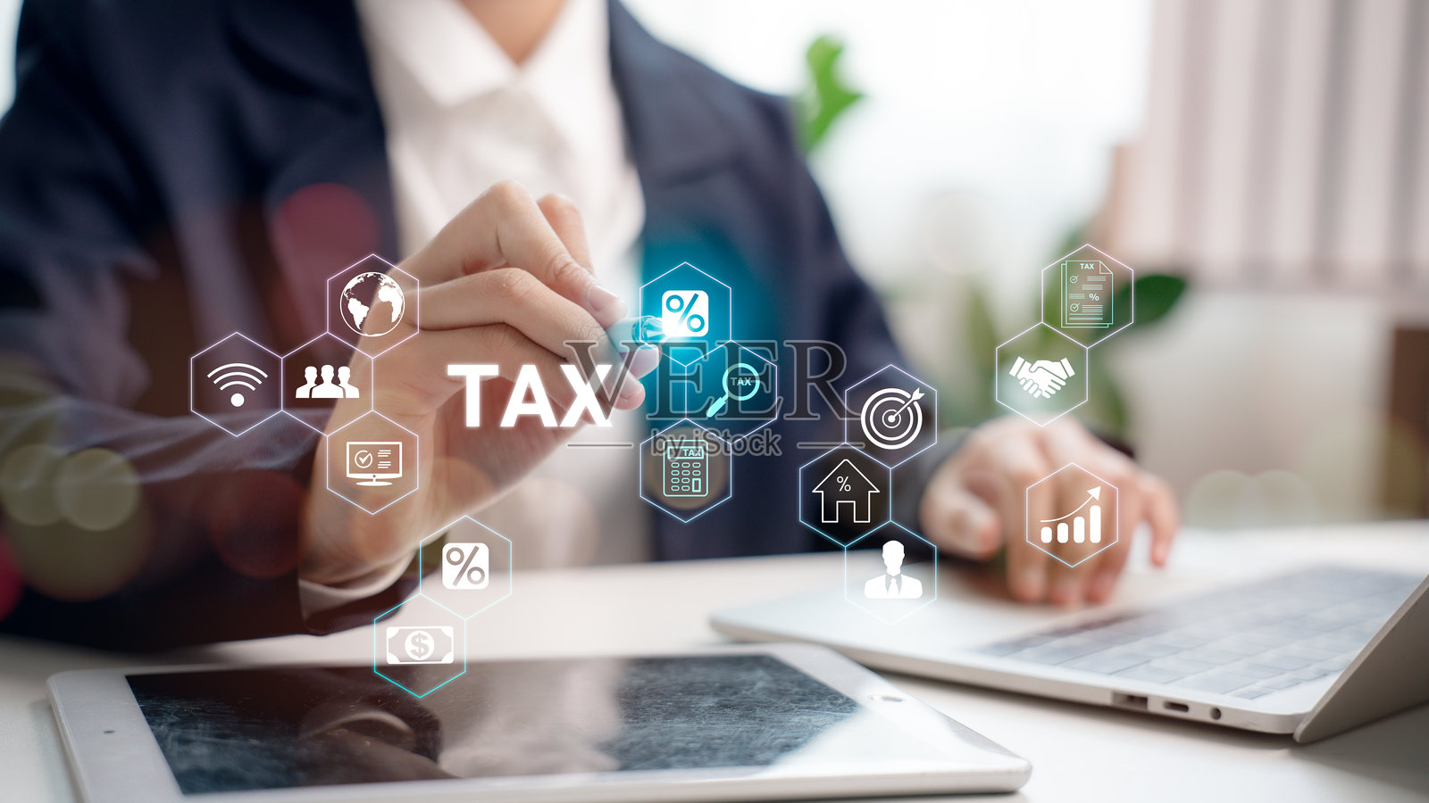 商人使用数位笔在税务技术界面上。智能税务规划、财务软件、数字会计、百分比计算和金融科技转型系统的概念。照片摄影图片