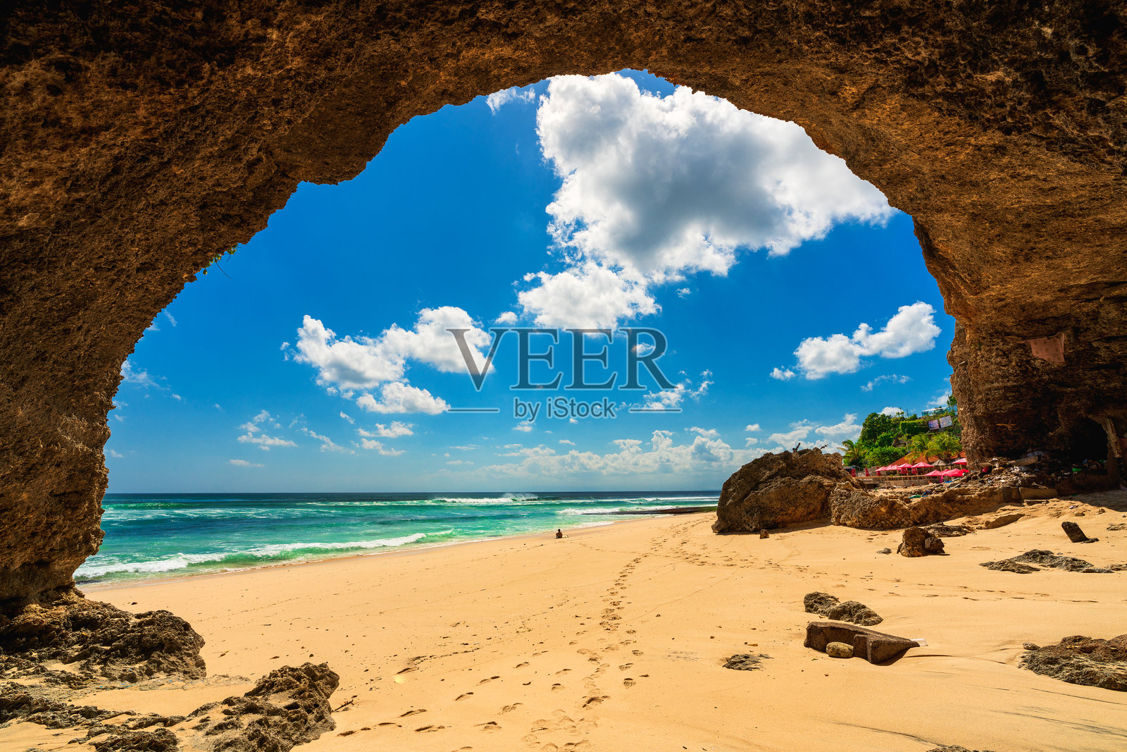 从山洞俯瞰热带海滩的美丽景色照片摄影图片