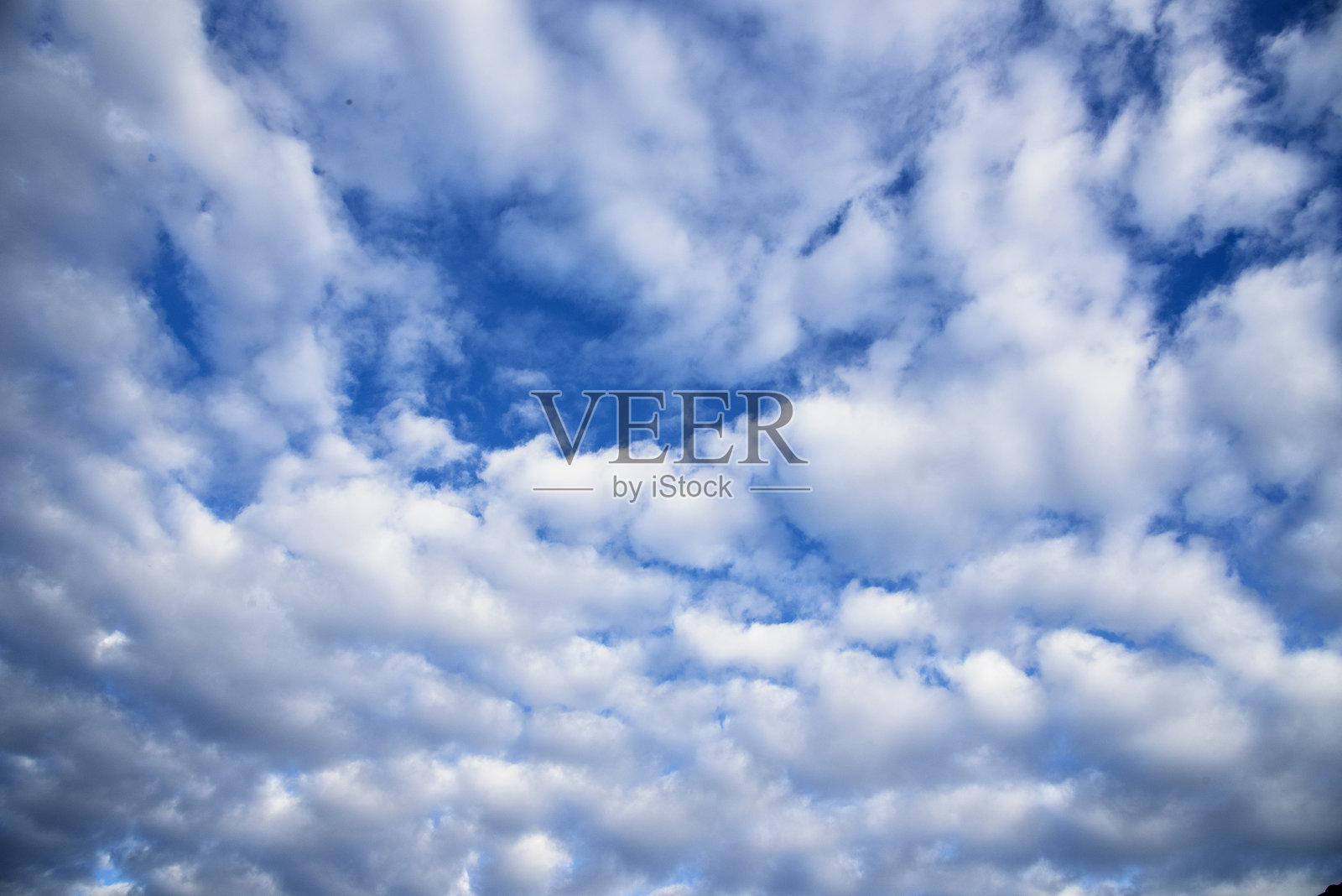 夏季明亮清澈的蓝天和蓬松的白云，展现出美丽的云彩景观。白天的全景蓝天云彩图案，留有空白空间。积云云景，阳光明媚的日子。照片摄影图片