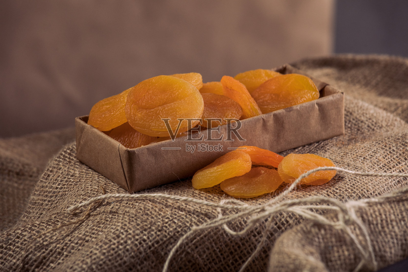 干杏脯放在麻布上 – 乡村风格的有机小吃照片摄影图片