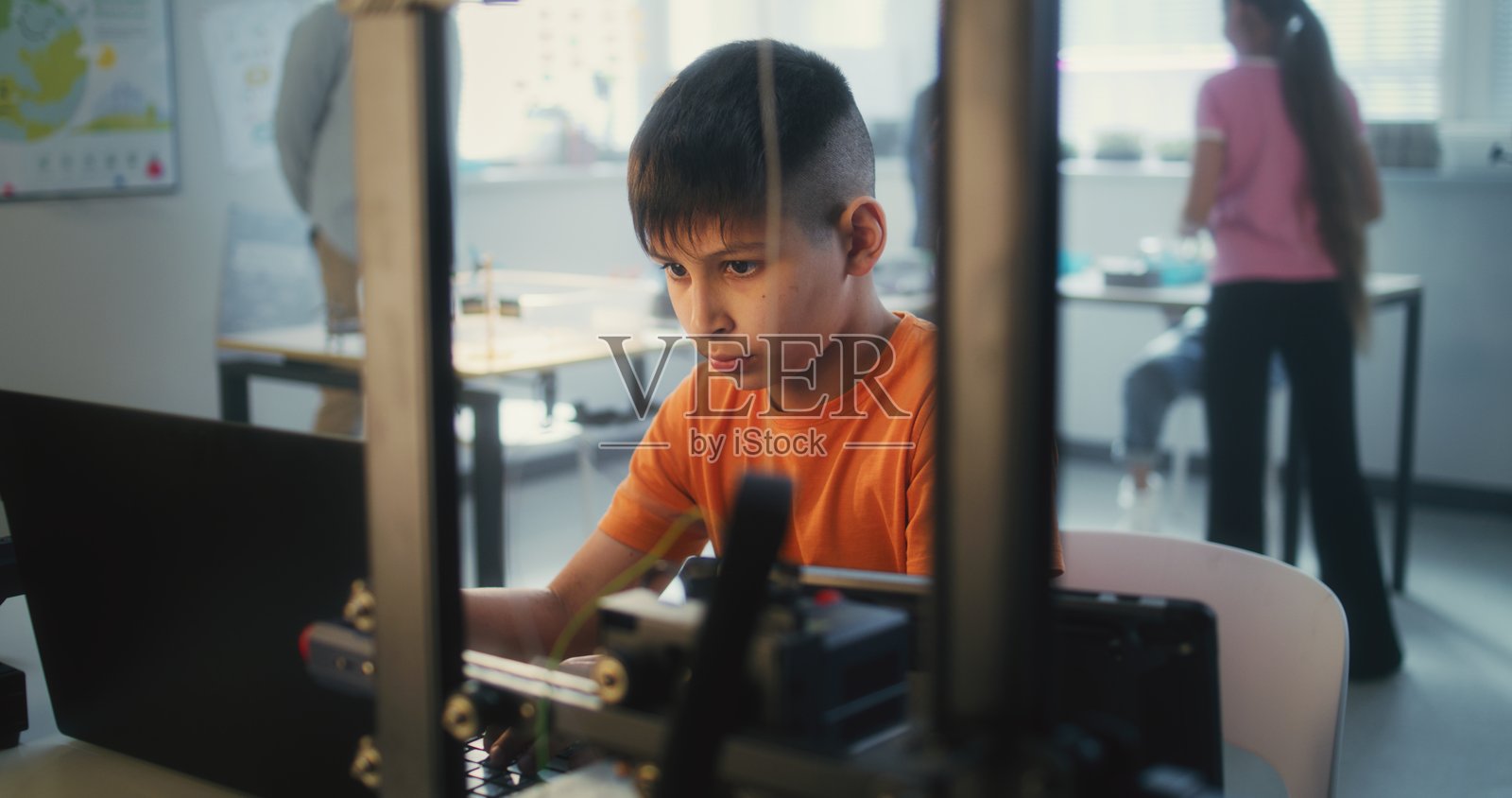 小学学生在现代教室学习编程，为3D打印机编写代码照片摄影图片