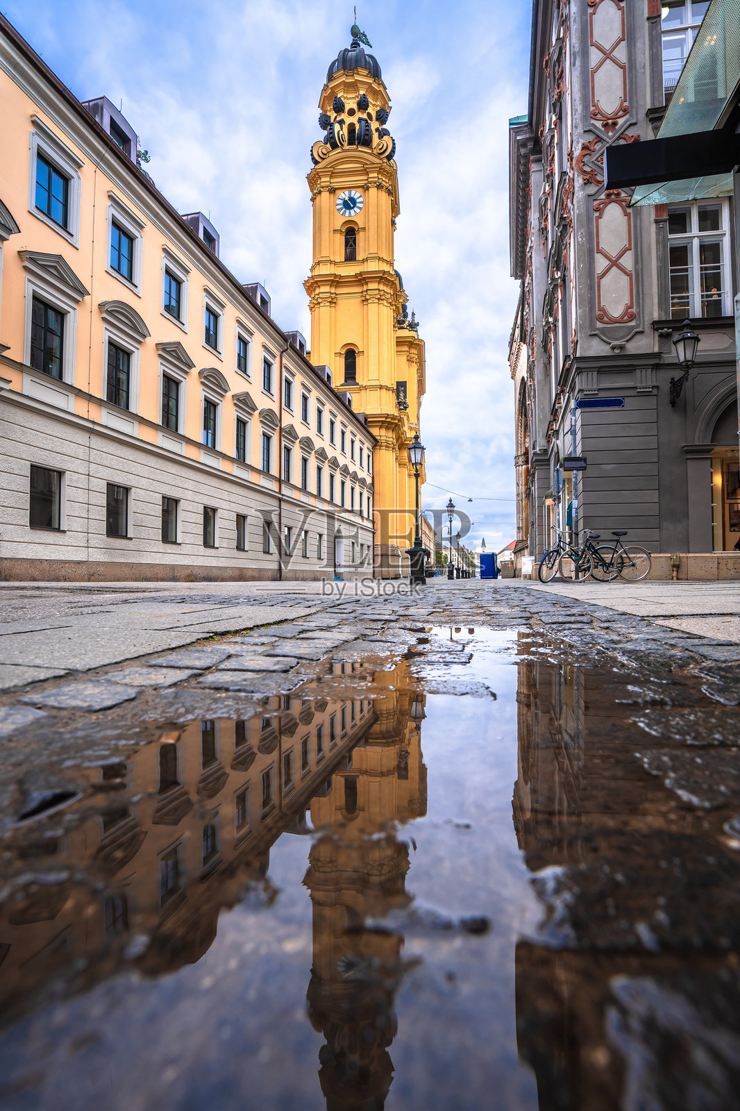 德国慕尼黑。慕尼黑奥德昂斯广场的风景如画的鹅卵石街道景观照片摄影图片