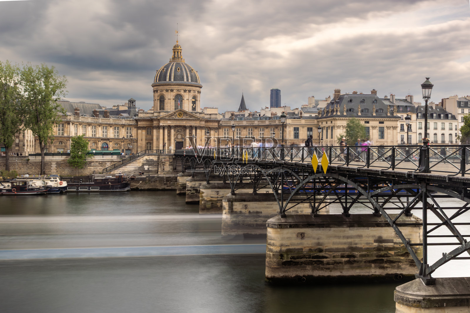 巴黎的法国学院和艺术桥在多云的天空下照片摄影图片
