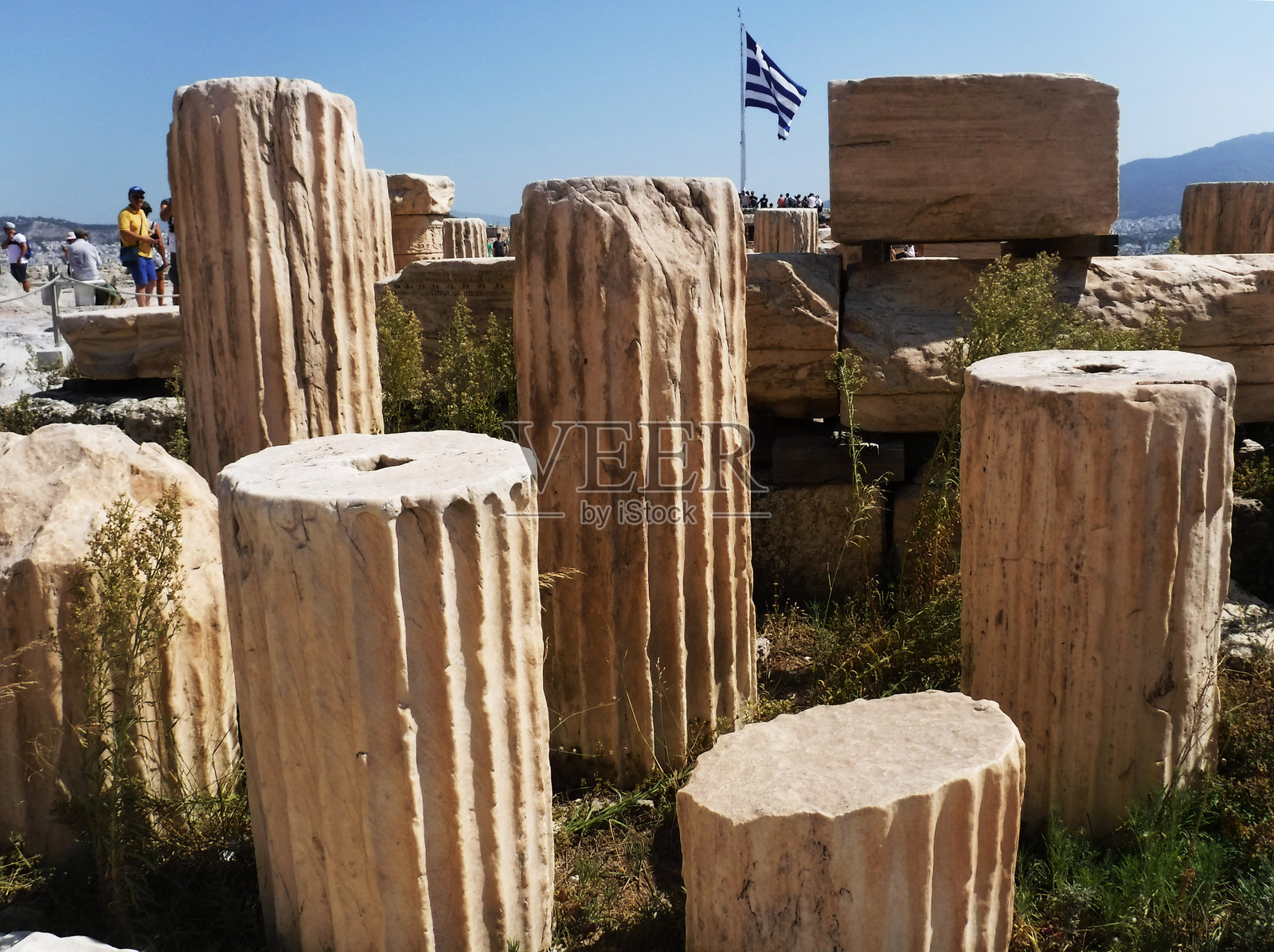 希腊雅典，卫城的旗帜和柱子照片摄影图片