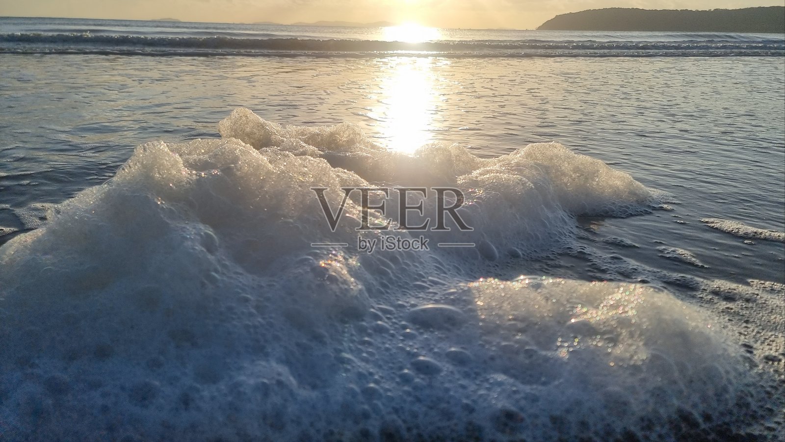 日出时的海滩照片摄影图片