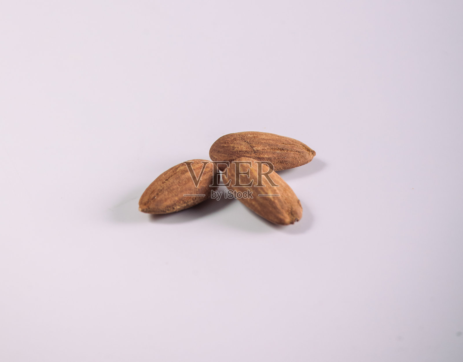 棕色麻布和牛皮纸上的杏仁仁 - 乡村自然小吃照片摄影图片