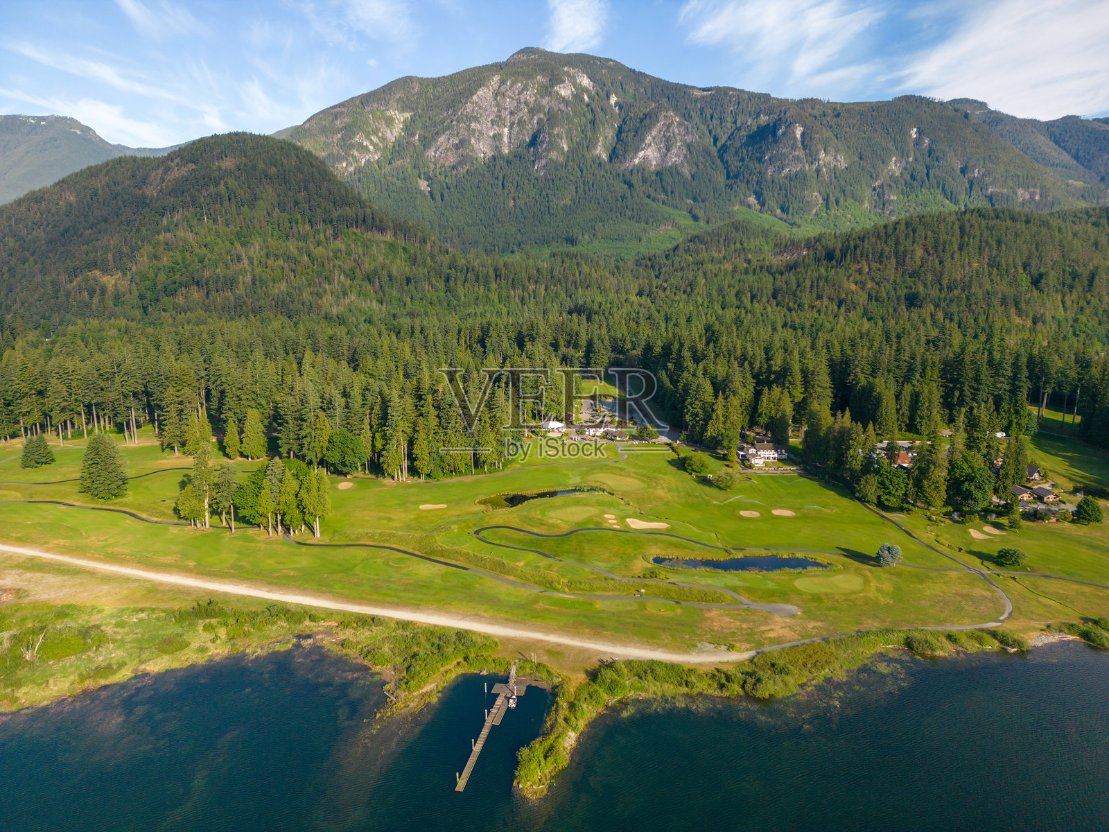 加拿大不列颠哥伦比亚省哈里森米尔斯的高尔夫球场鸟瞰图照片摄影图片