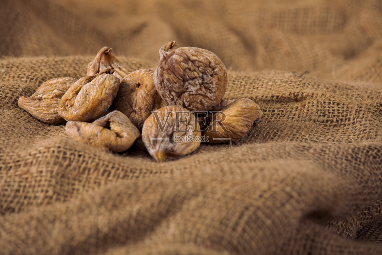 干无花果放在麻布上 - 乡村风格的有机零食照片摄影图片