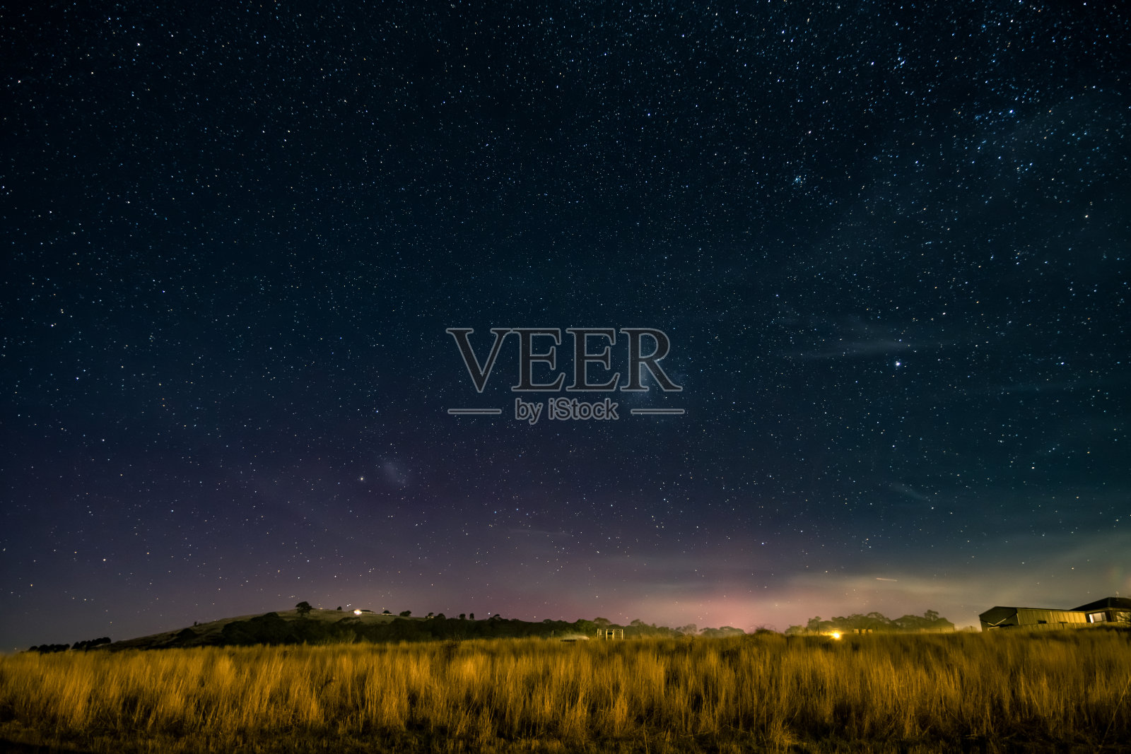 南极光开始照亮夜空照片摄影图片