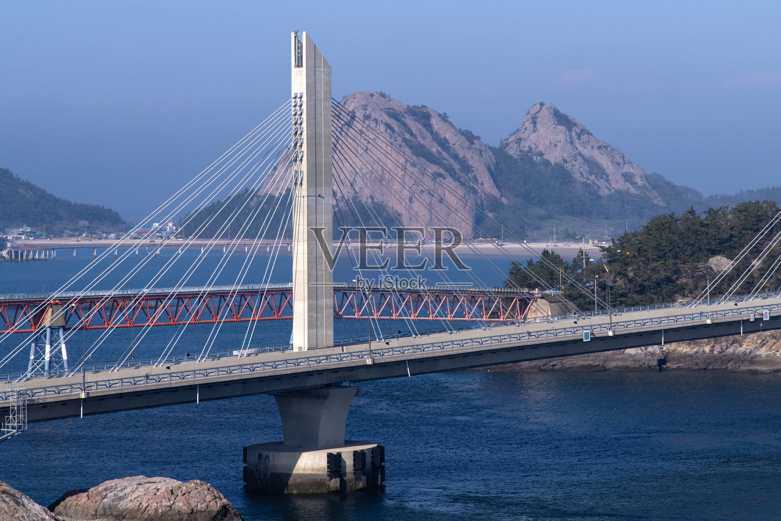 海上的悬索桥照片摄影图片