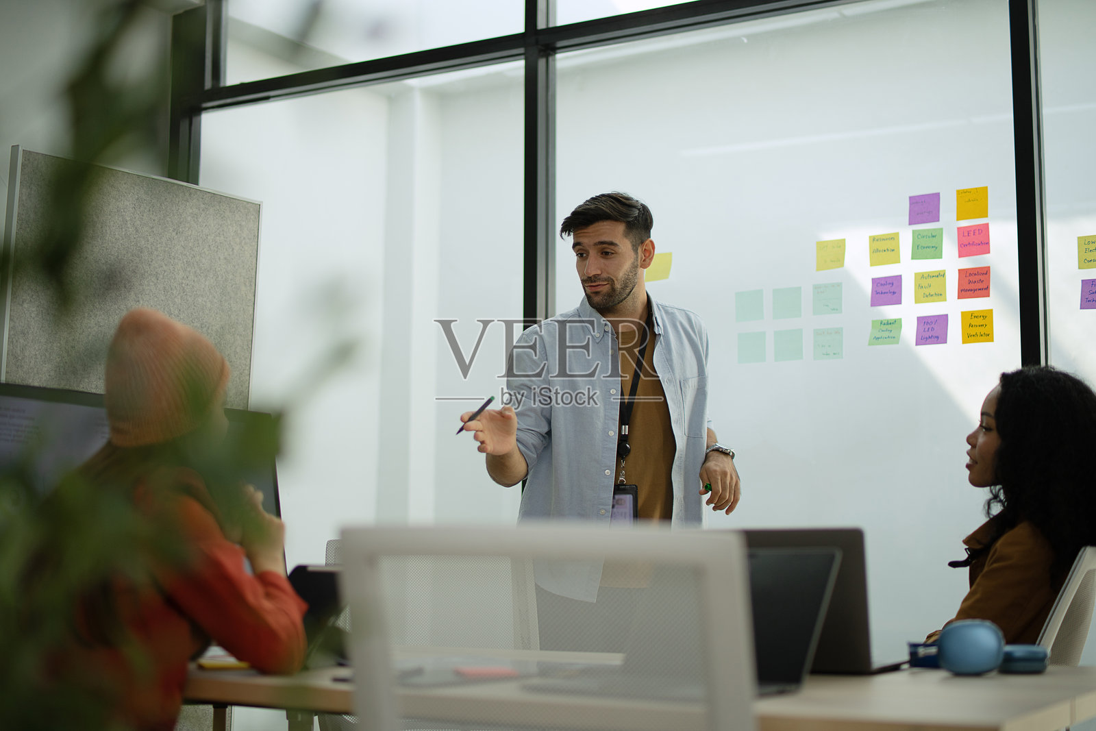 白领员工在办公室开会。照片摄影图片