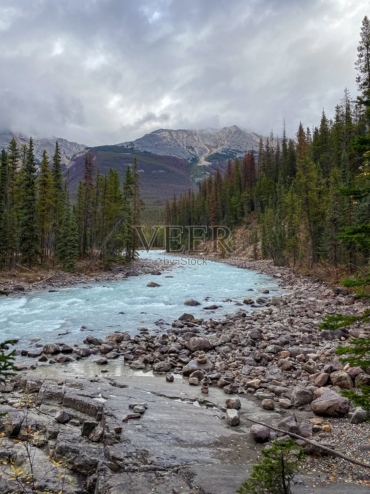 加拿大贾斯珀国家公园的山间河流。照片摄影图片