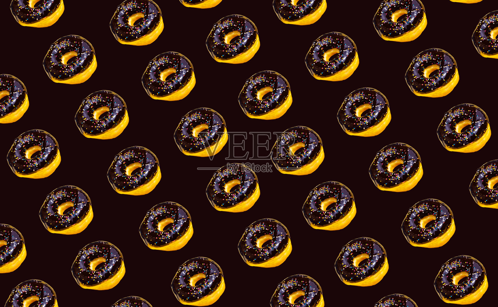 黑色背景上的多彩糖霜甜甜圈。吃的和不健康的。照片摄影图片