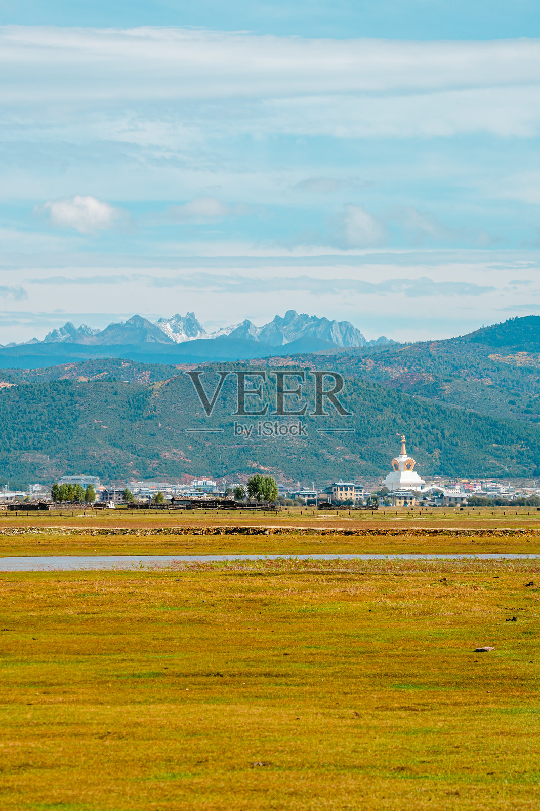 香格里拉的风景，带有佛塔和雪山照片摄影图片