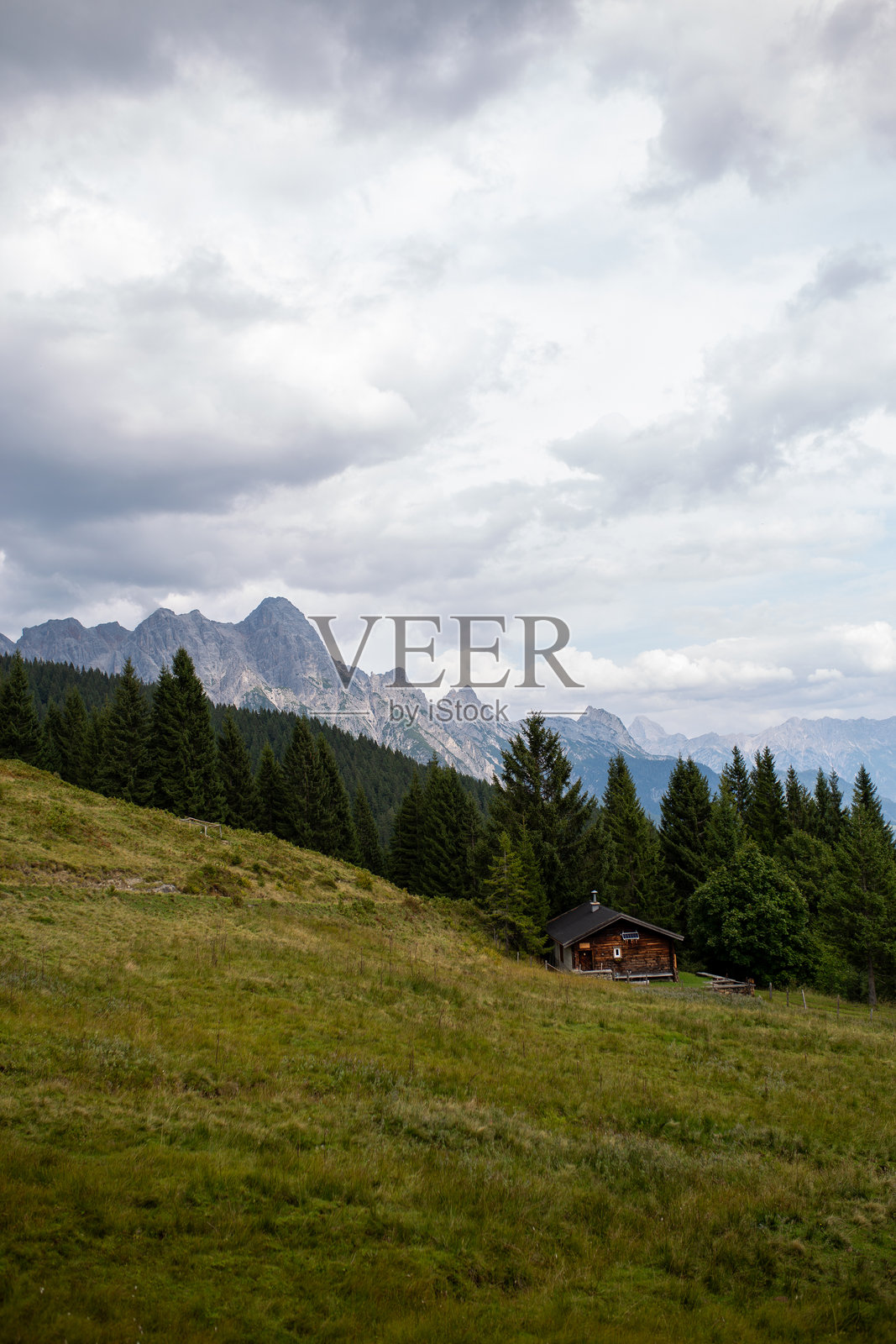 孤立在山脉和森林中的阿尔卑斯小屋照片摄影图片