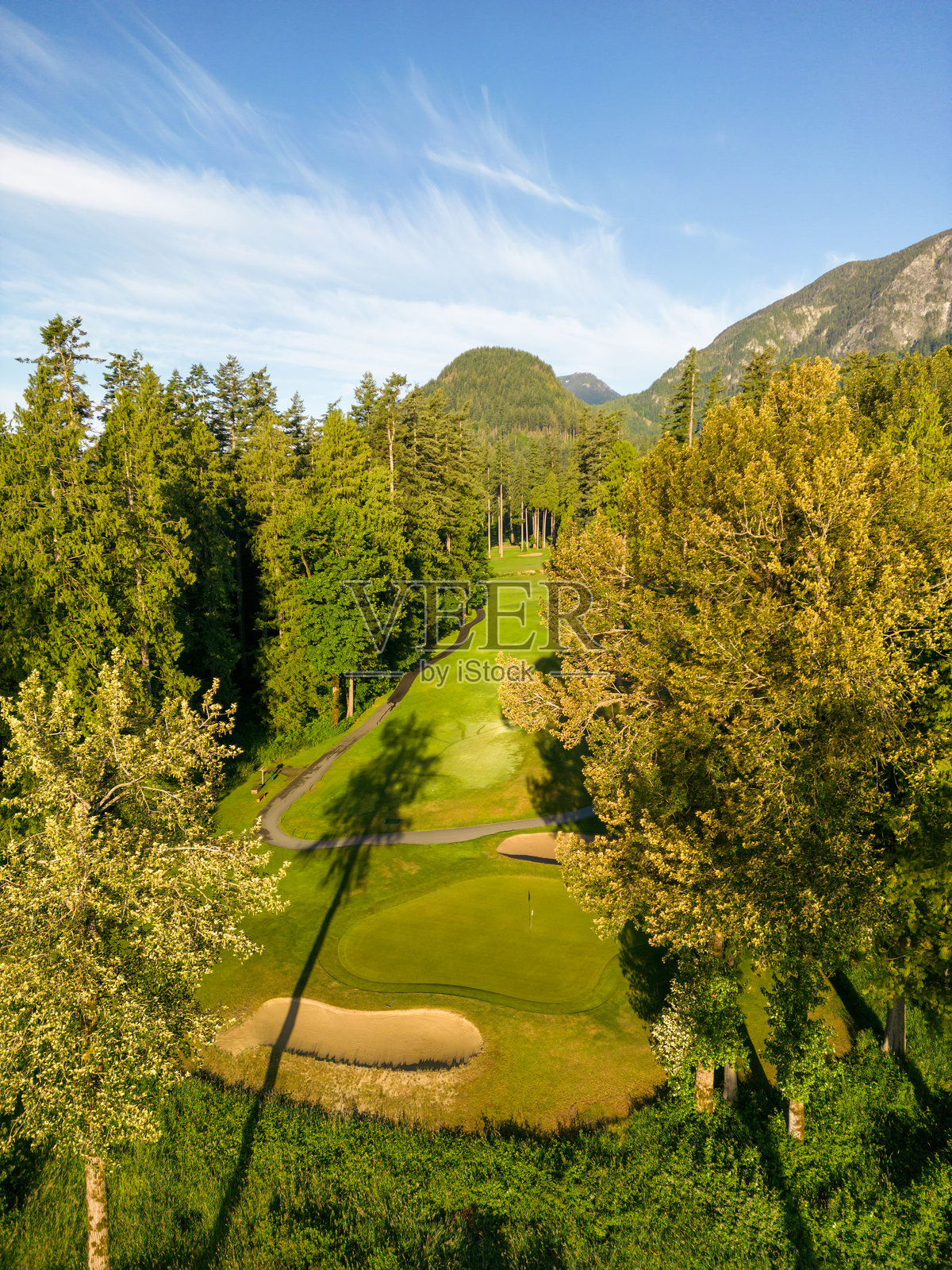 加拿大不列颠哥伦比亚省哈里森米尔斯的高尔夫球场鸟瞰图照片摄影图片