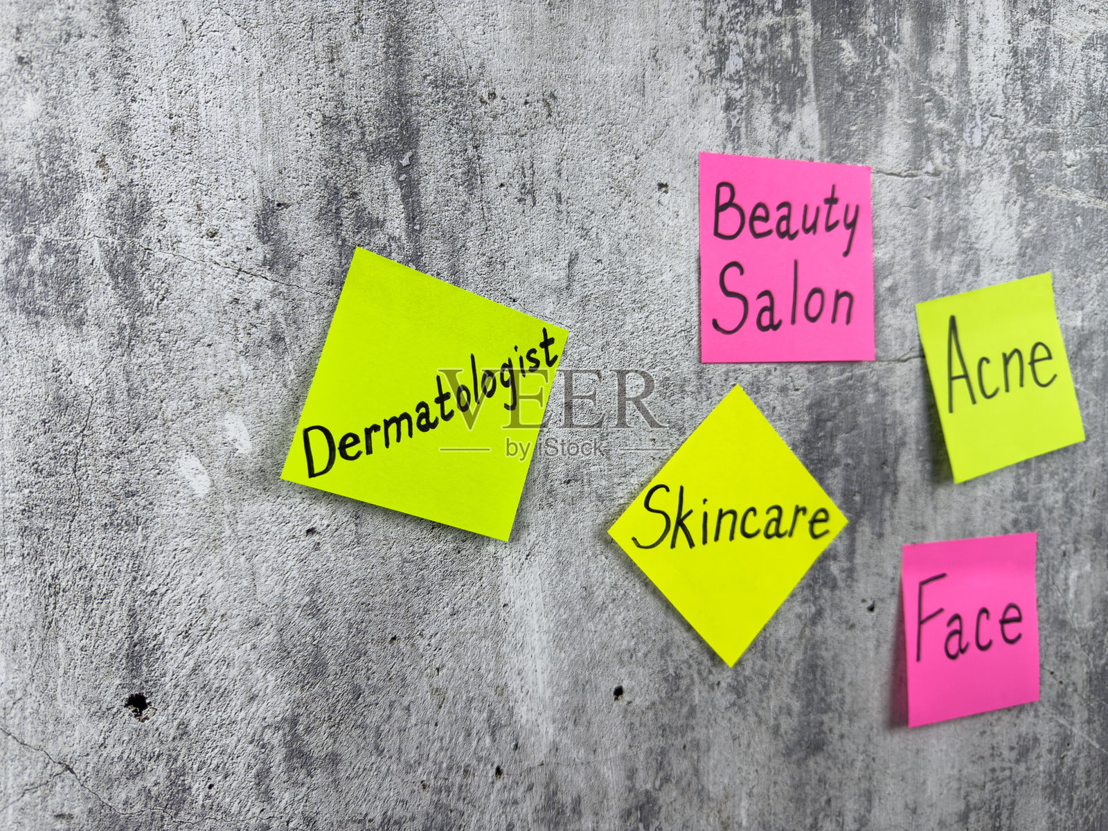 多彩的贴纸贴在破旧的硬背景上，上面写着关于身体护肤美容院的话语。关爱你的肌肤，摆脱痘痘。皮肤科概念照片摄影图片