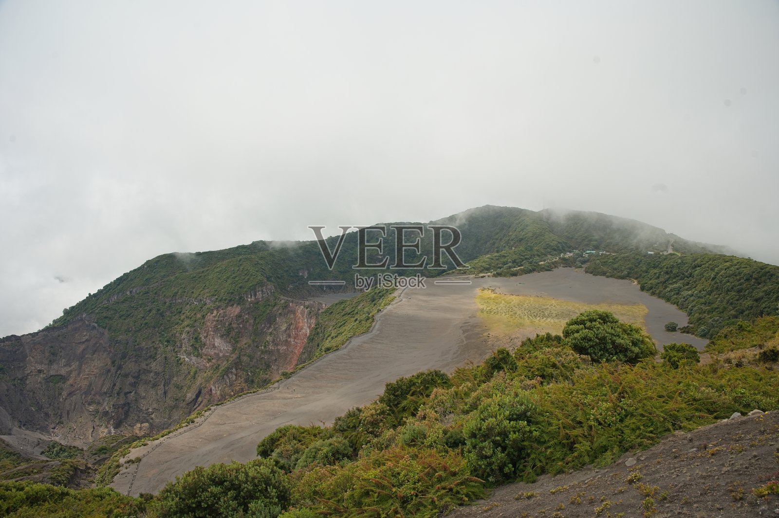 哥斯达黎加伊拉苏火山的火山口照片摄影图片