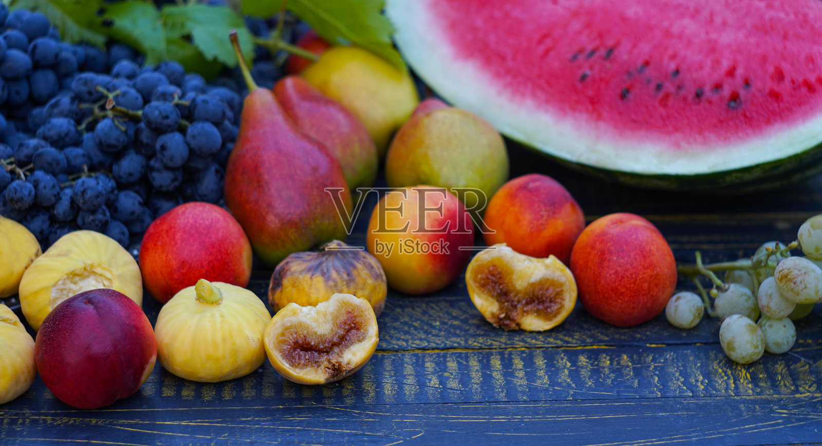 葡萄和各种水果在桌子上照片摄影图片