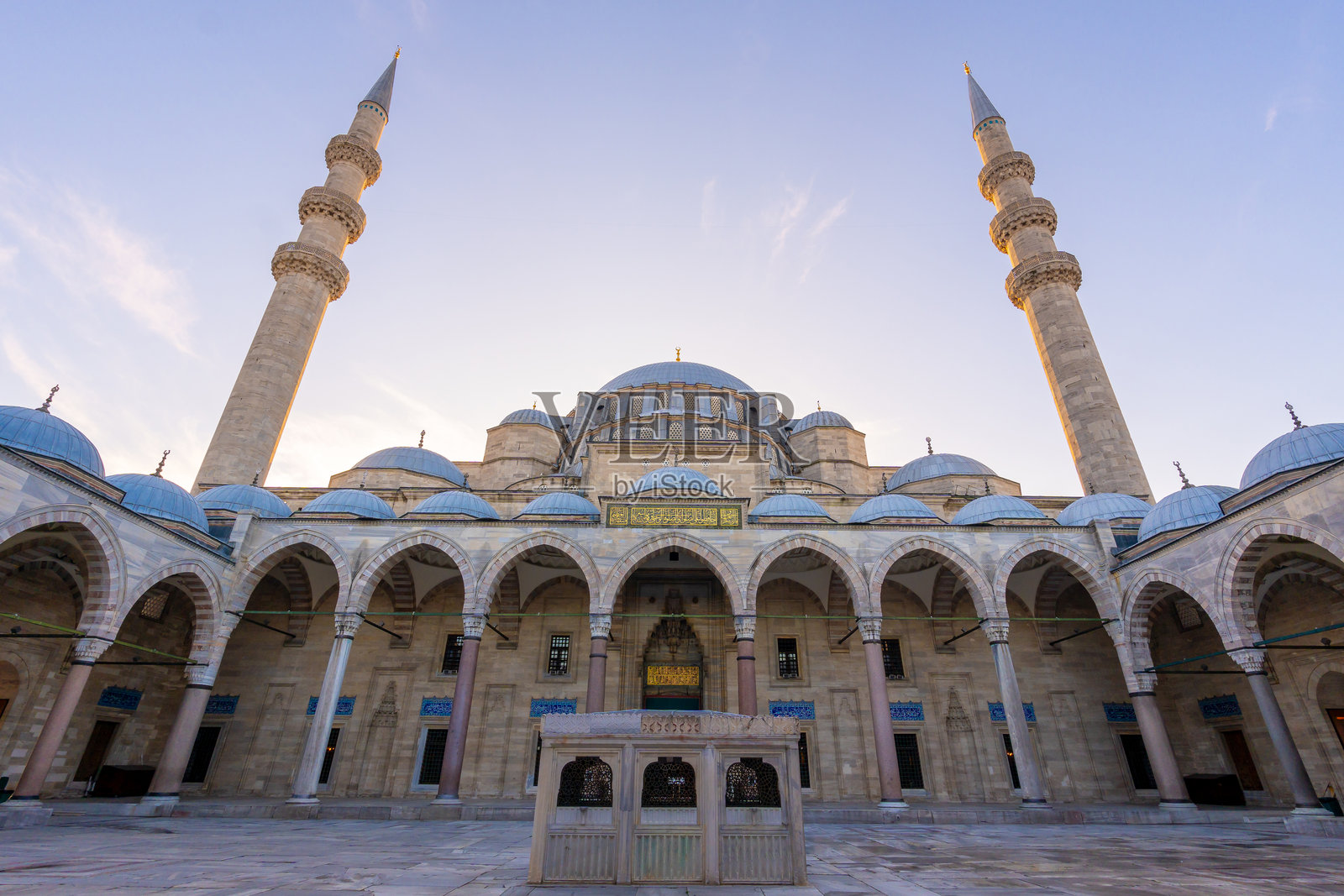 苏莱曼尼耶清真寺的内部。伊斯坦布尔照片摄影图片