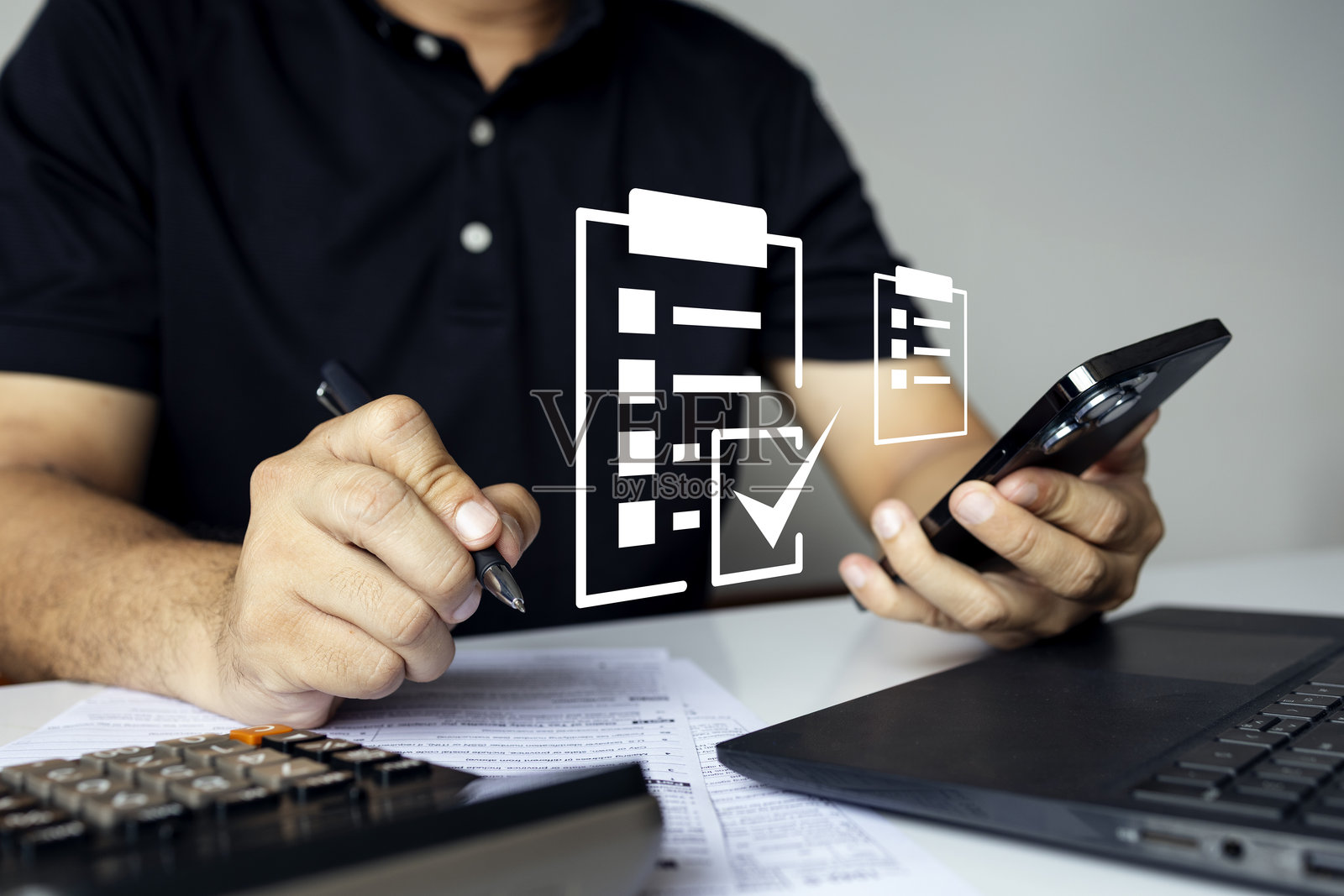 商人使用智能手机进行在线清单和数字文档管理照片摄影图片