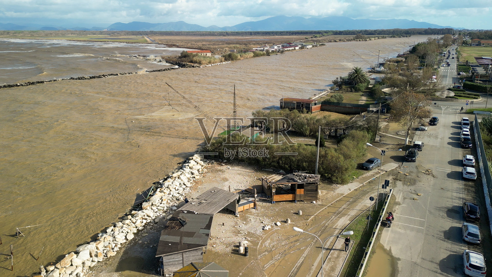 危险的风暴。海岸上波涛汹涌的愤怒，阳光明媚的早晨鸟瞰图照片摄影图片