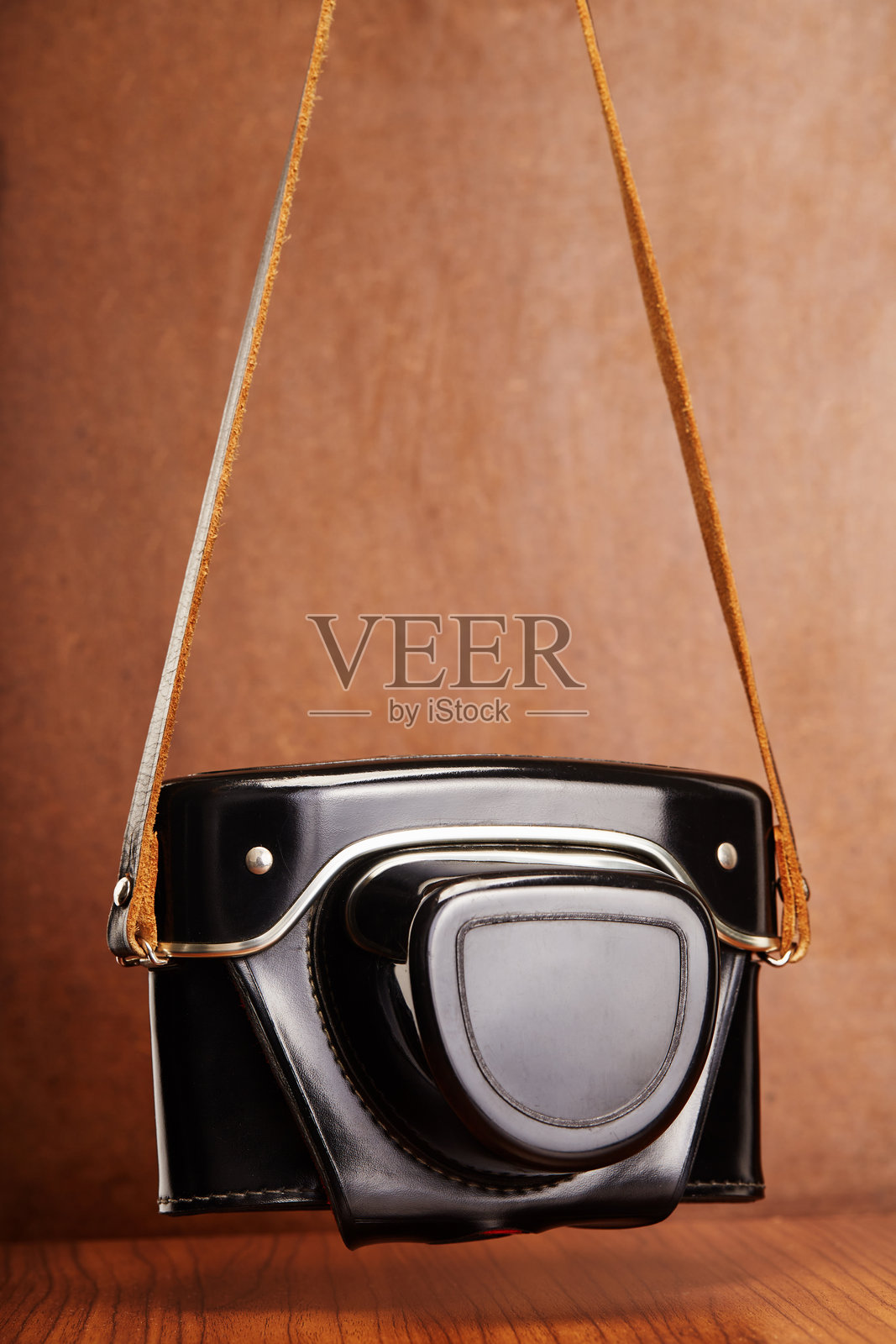 复古模拟35毫米胶卷相机放在皮革相机包中照片摄影图片