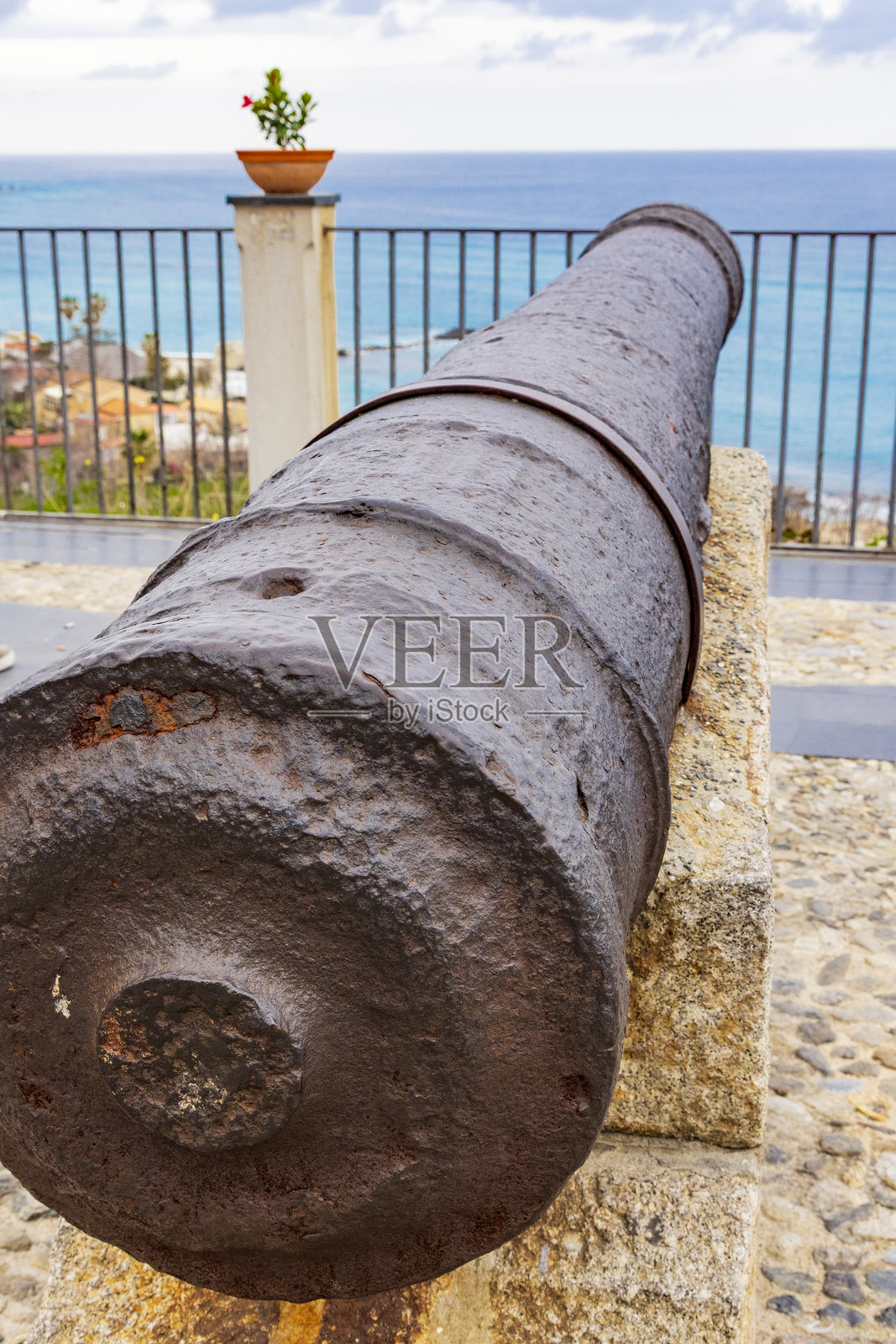 意大利，卡拉布里亚，特罗佩亚。俯瞰海洋的风化古炮位于大炮广场。照片摄影图片