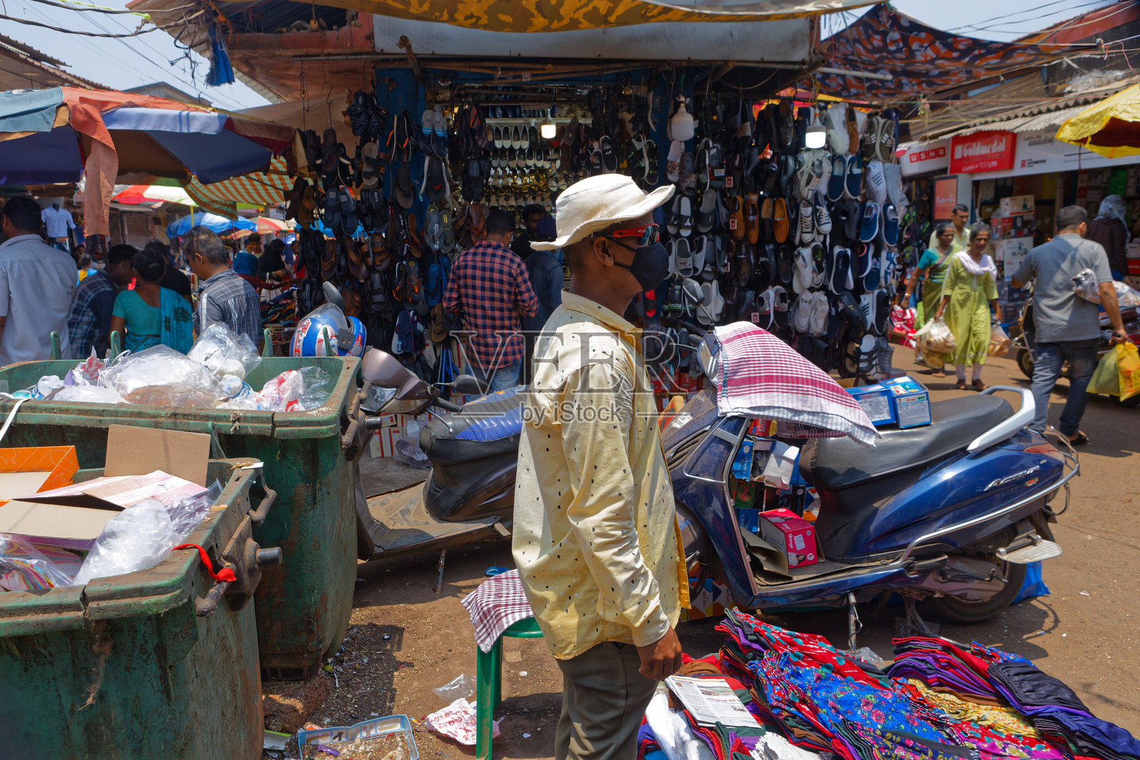 马普萨市集是位于北果阿马普萨的一个传统市场，也是一个主要的旅游景点。果阿的星期五集市。印度。照片摄影图片