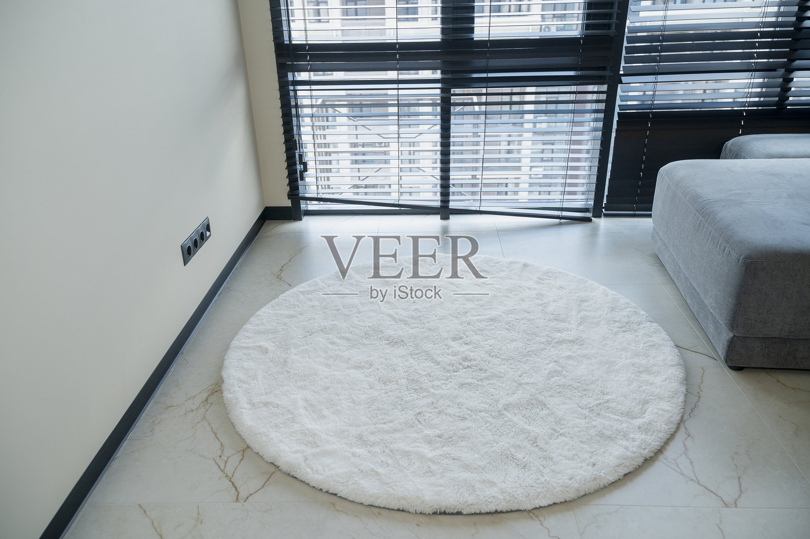 白色圆形地毯铺在木地板上照片摄影图片