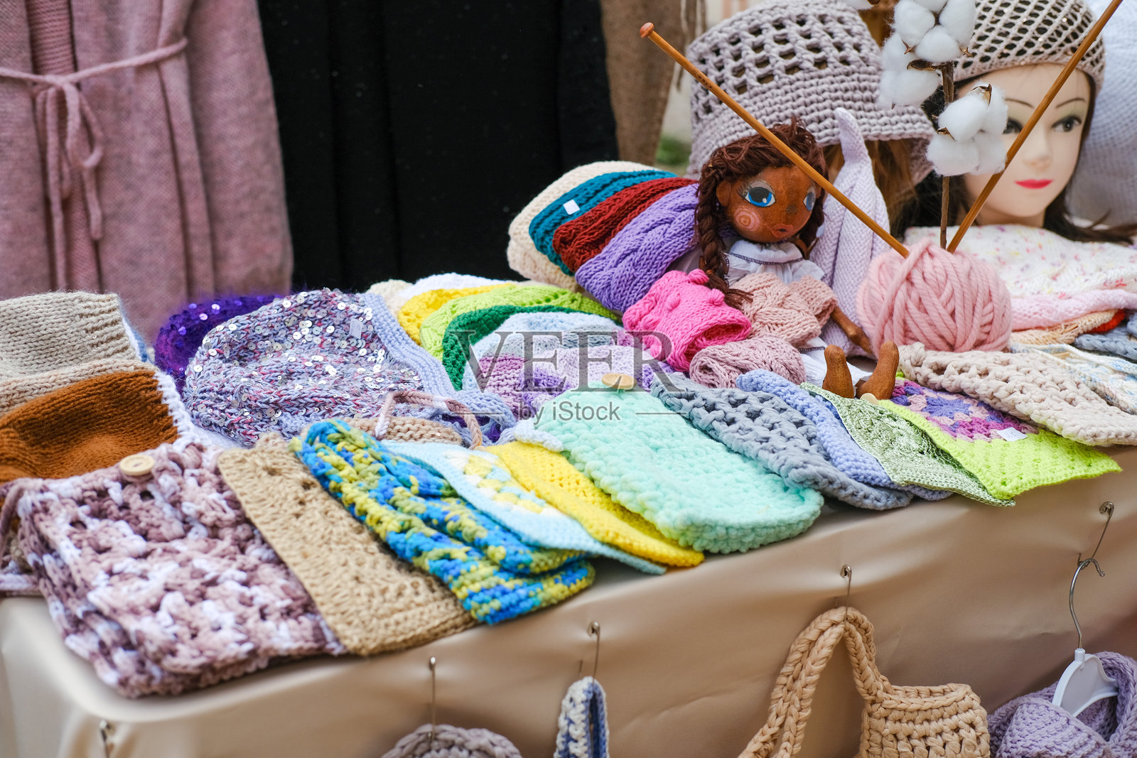露天市场上展示的手工艺品和毛线编织衣物照片摄影图片