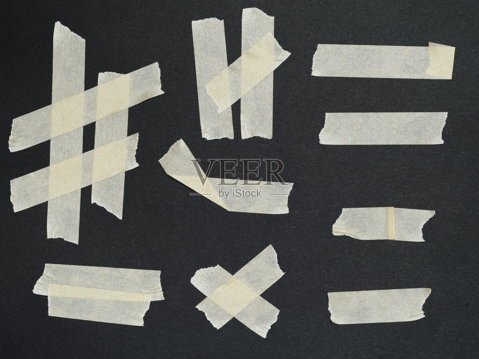 各种米色胶带在深色背景上排列。照片摄影图片