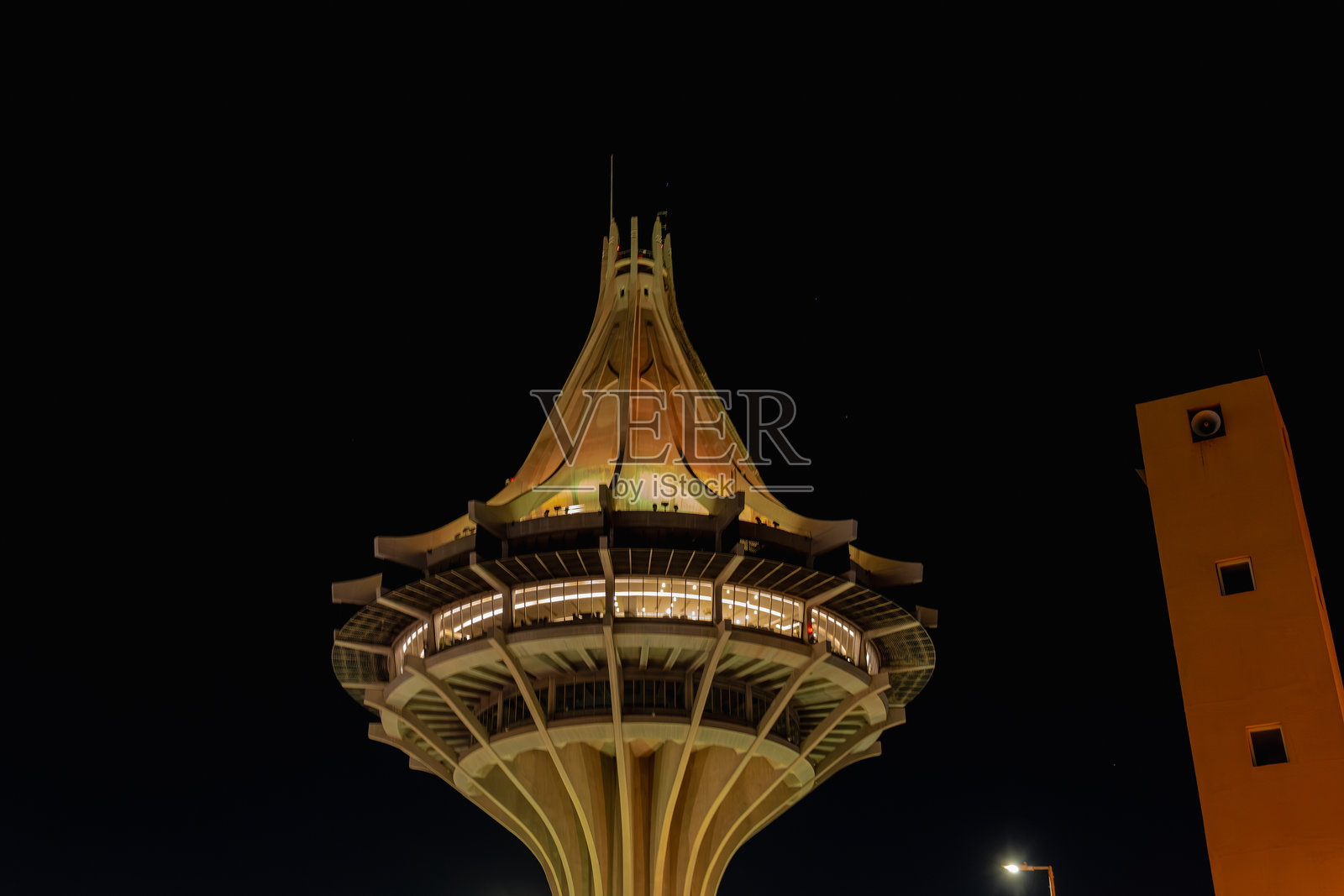 沙特阿拉伯阿尔哈吉水塔的夜景照片照片摄影图片