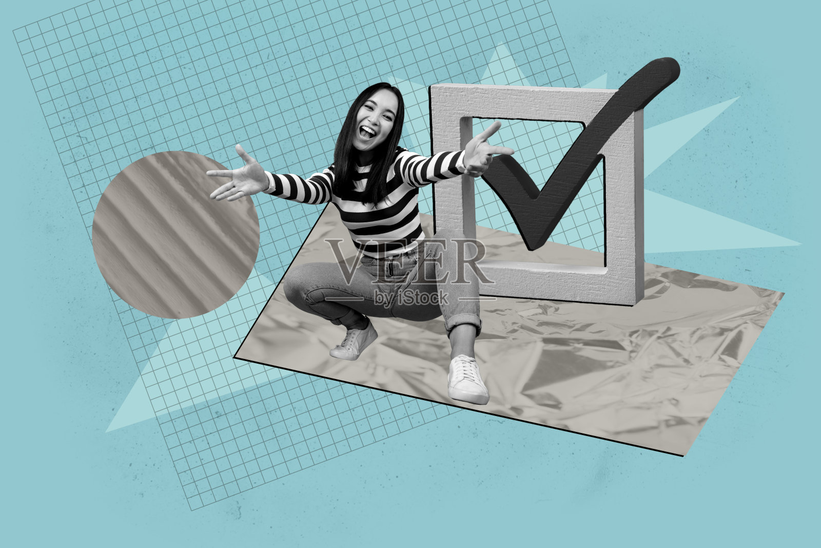 当代艺术拼贴，快乐的女孩和男孩站在勾选图标旁，象征项目确认、接受交易和待办任务的进展。照片摄影图片