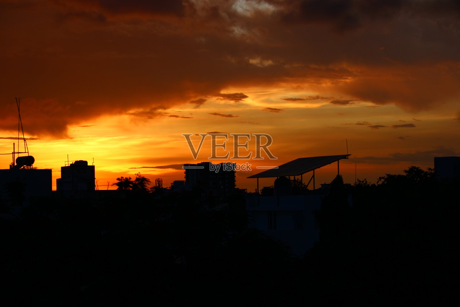 季风的落日云彩。自然之美。照片摄影图片