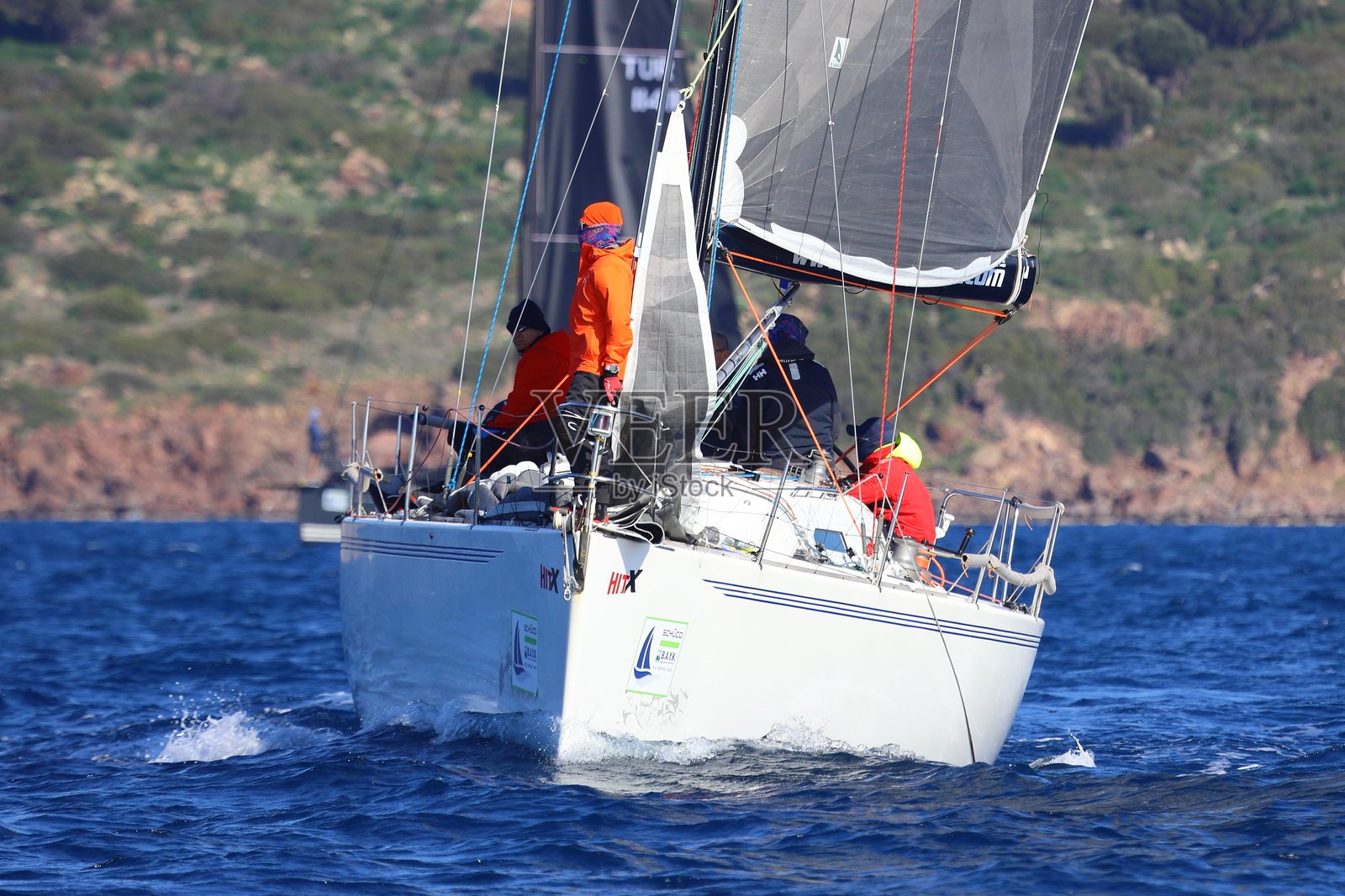 帆船在爱琴海的蓝色海水中迎风航行，靠近著名度假胜地博德鲁姆的海岸。照片摄影图片