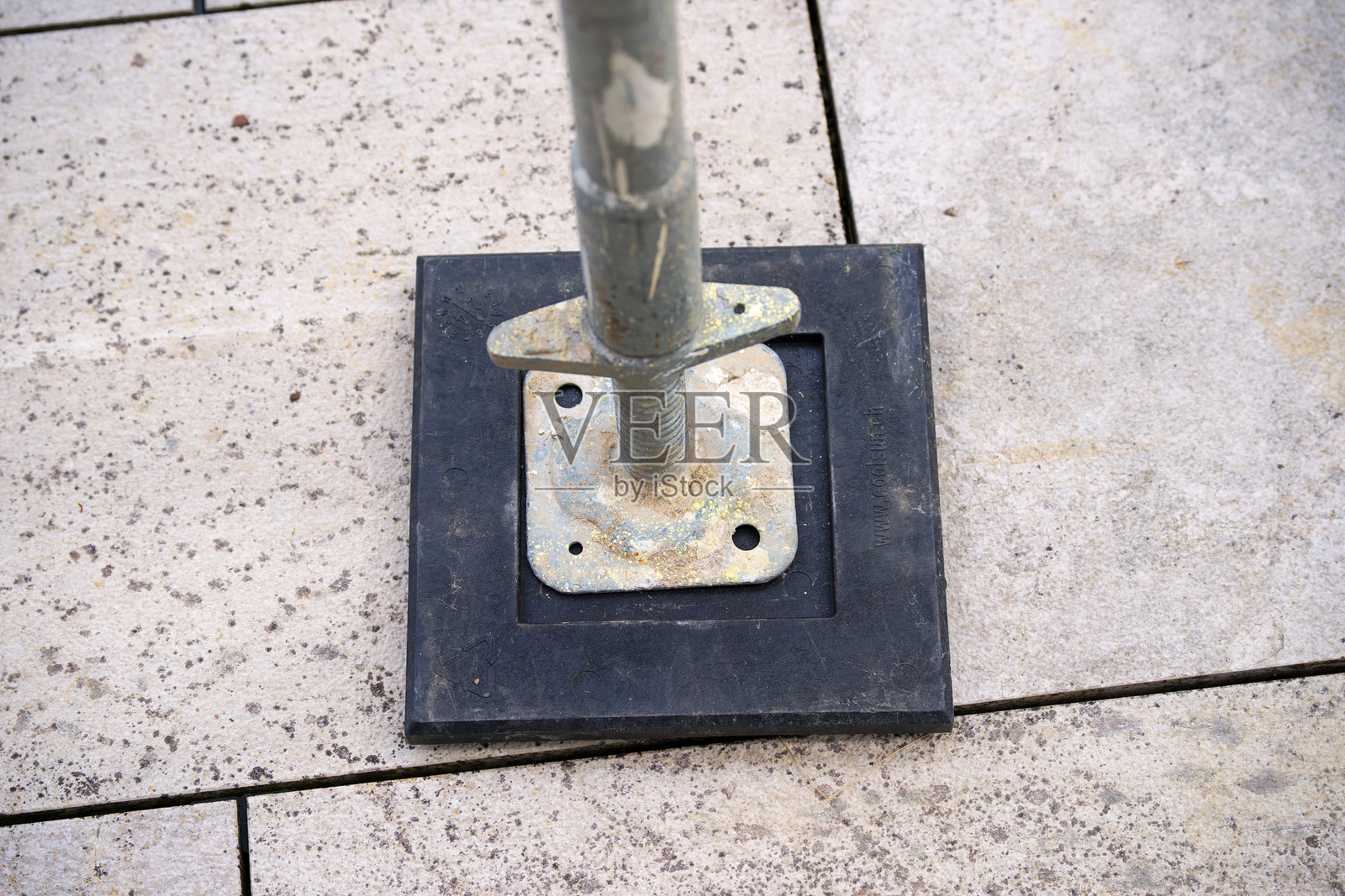 瑞士苏黎世阳光明媚的晚春日，金属脚手架的细节视图。照片摄影图片