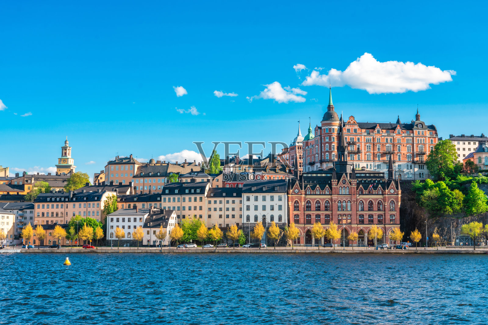 斯德哥尔摩海滨展示建筑和秋季树木照片摄影图片